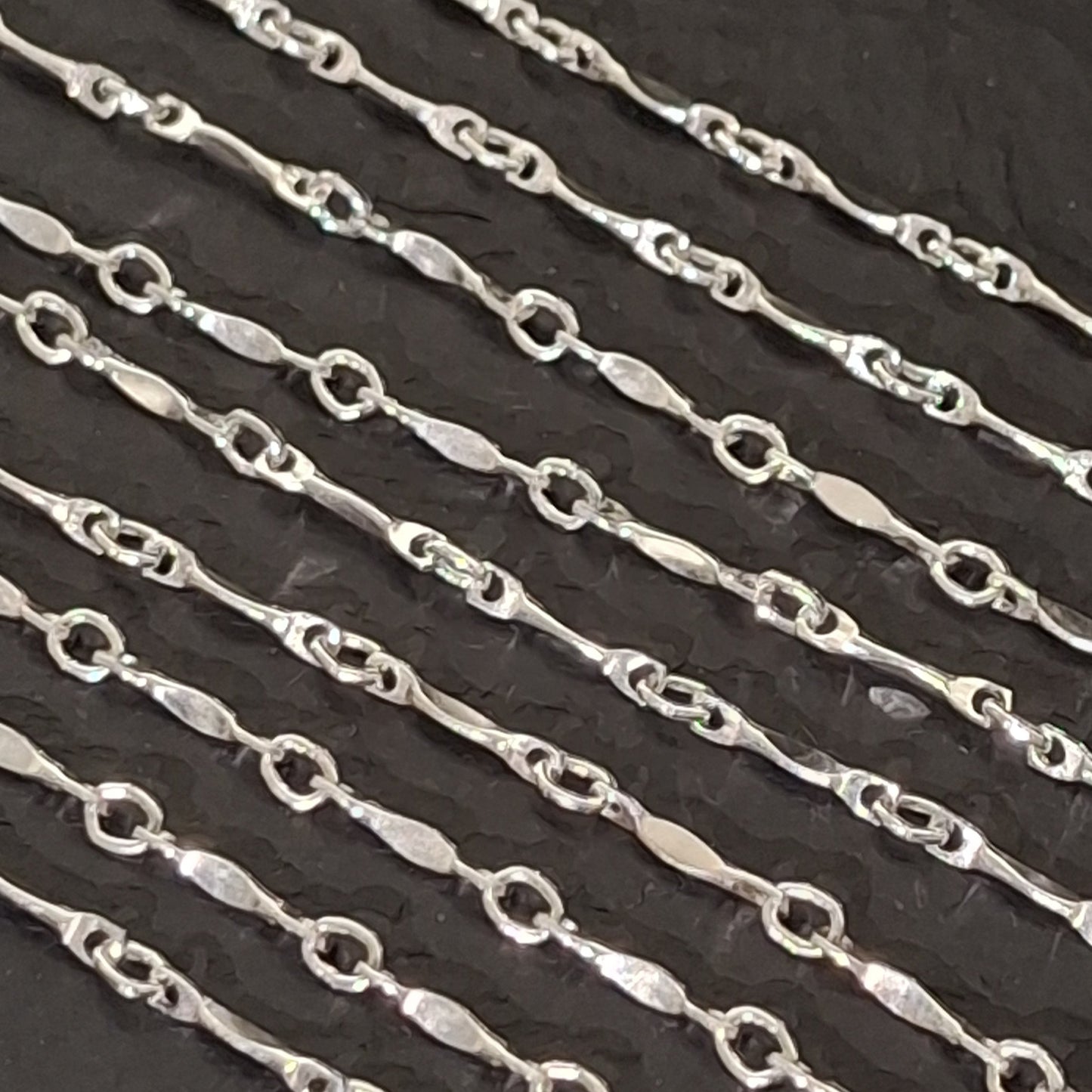 Dapped Short Bar Chain