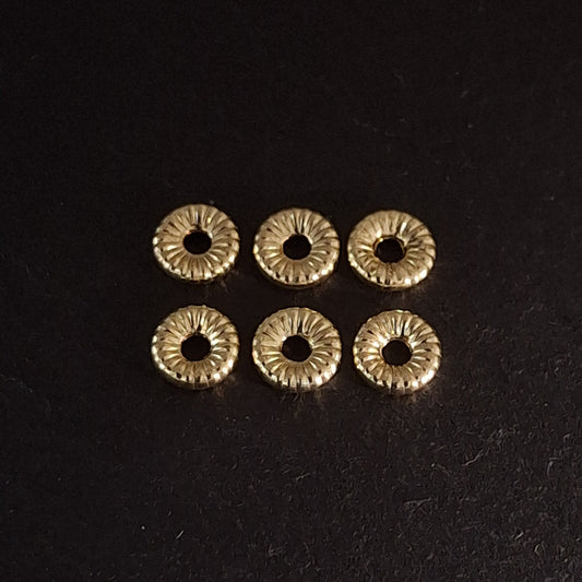 Patterned Spacer Beads