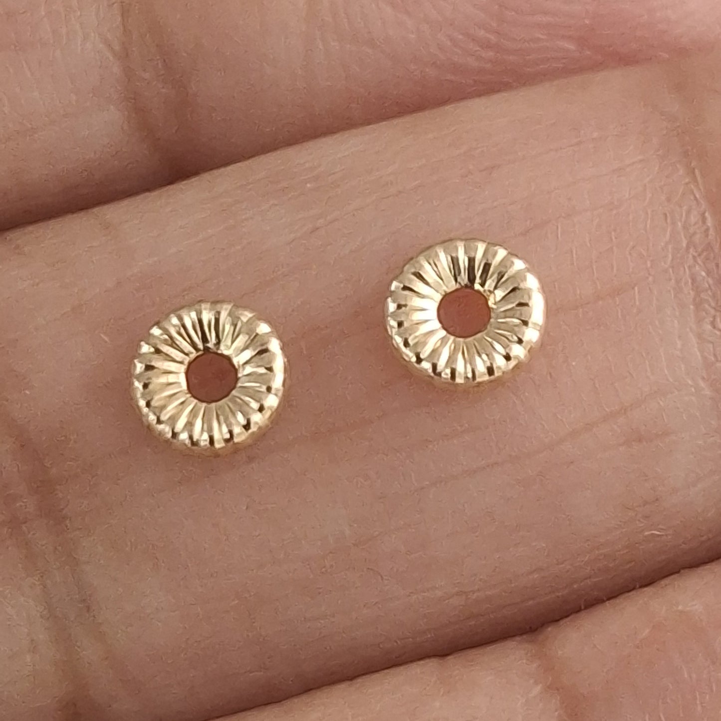 Patterned Spacer Beads