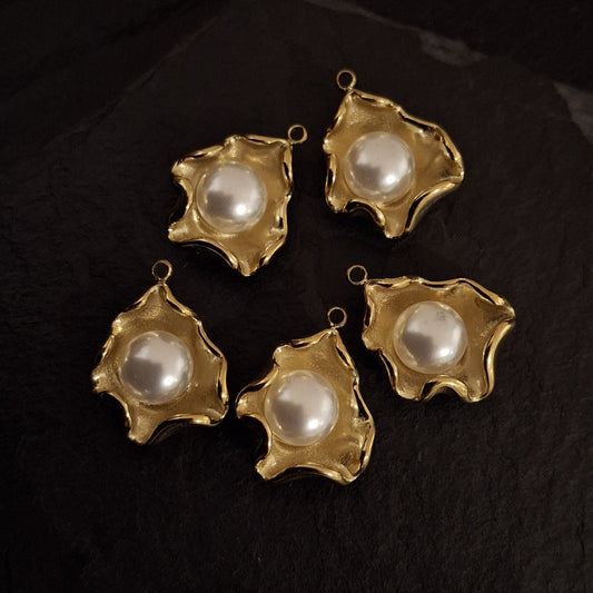 Large Pearl in Shell Pendant