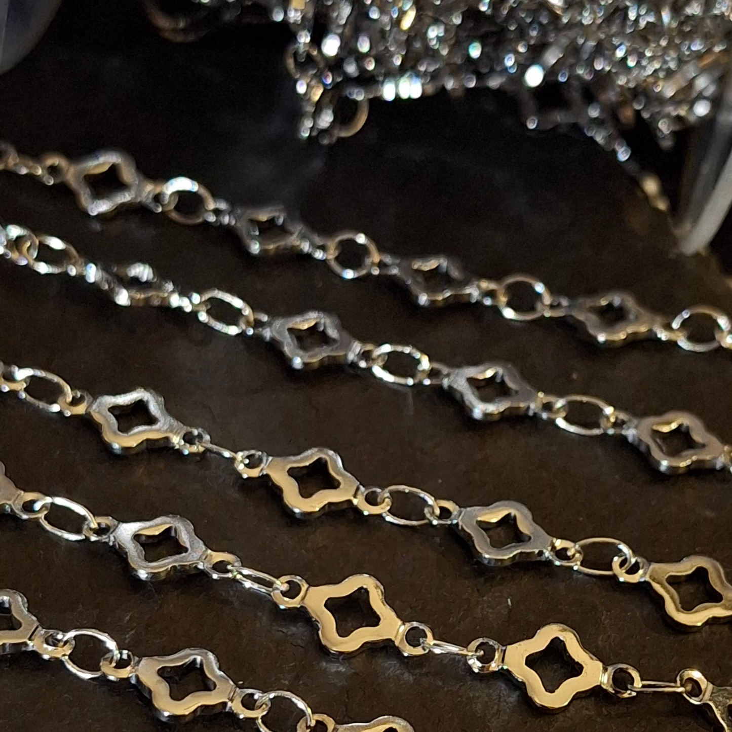 Hollow Clover Chain